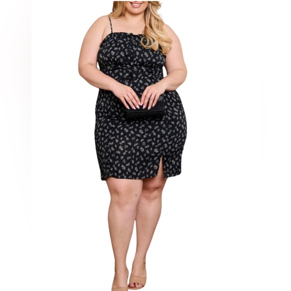 Dresses & Skirts - NEW Chic Plus Size Smocked Floral Mini Dress with Slit